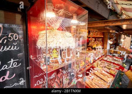 Riga, Lettonia - 08 Dicembre 2019. Mercatino di Natale in Piazza Duomo, nella Città Vecchia. Le persone che acquistano souvenir tradizionali in un mercato europeo di Natale Foto Stock