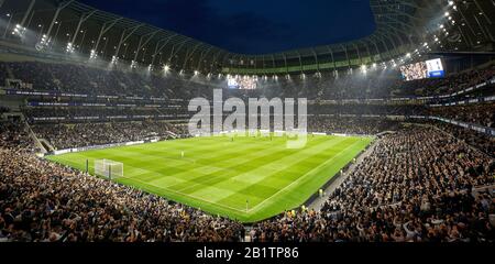 Vista sopraelevata attraverso la ciotola dello stadio durante la partita. Il New Tottenham Hotspur Stadium, Londra, Regno Unito. Architetto: Popoloso, 2019. Foto Stock