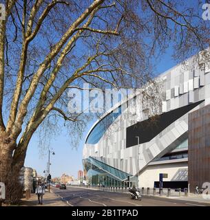 Dettaglio prospettiva lungo Tottenham High Road verso l'ingresso principale dello stadio. Il New Tottenham Hotspur Stadium, Londra, Regno Unito. Architetto: Po Foto Stock