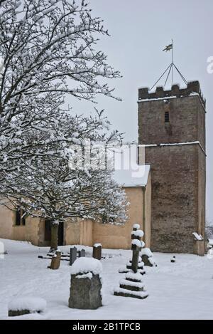 La 13c Village Church of St Mary a Stoke St Mary nei pressi di Taunton, Somerset, Inghilterra, Regno Unito, dopo una pesante nevicata. Foto Stock