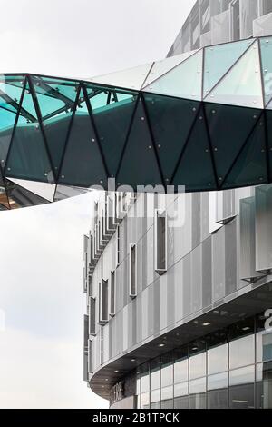 Dettaglio del ponte che collega a Lilywhite House. Il New Tottenham Hotspur Stadium, Londra, Regno Unito. Architetto: Popoloso, 2019. Foto Stock