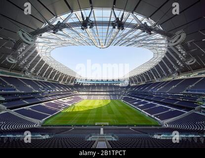 Vista generale dello stadio vuoto che si affaccia sul nirth. Il New Tottenham Hotspur Stadium, Londra, Regno Unito. Architetto: Popoloso, 2019. Foto Stock