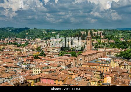 Vista sui tetti rossi di Verona. Vista dall'alto o dal centro storico di Verona. Foto Stock