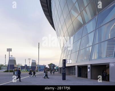 Sistema Wayfinding con segnaletica digitale illuminata accanto allo stadio. Il New Tottenham Hotspur Stadium, Londra, Regno Unito. Architetto: Popoloso, 20 Foto Stock