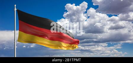 Simbolo della Germania. Bandiera nazionale tedesca sventolando su una pole, cielo blu con sfondo nuvole. figura 3d Foto Stock