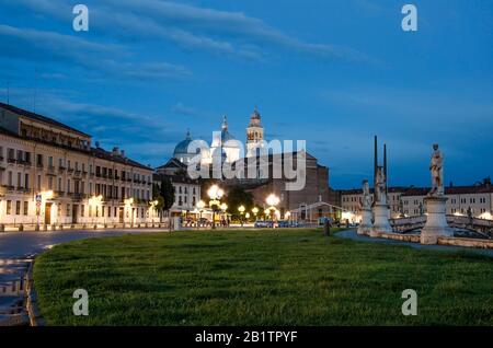 Le statue della piazza di Prato della Valle a Padova dopo il tramonto, Italia, dopo la pioggia. Vista della basilica di Prato della Valle a Padova di notte Foto Stock