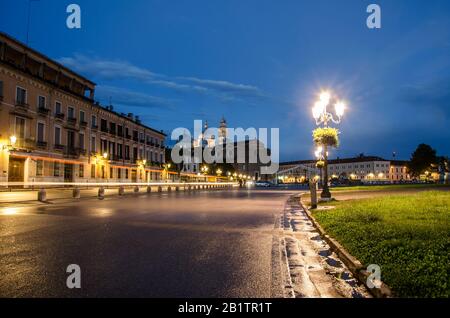 La piazza di Prato della Valle a Padova dopo il tramonto, dopo la pioggia Foto Stock