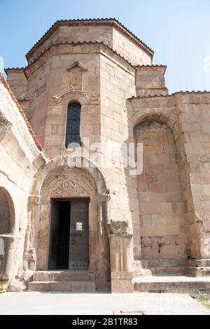 Georgia monastero storico sulla cima della collina vicino ai fiumi Foto Stock