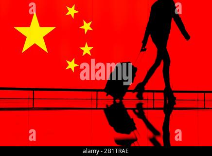 Donna che cammina attraverso il terminal dell'aeroporto con bandiera della Cina overlayed. Viaggio in Cina, Coronavirus... concetto Foto Stock