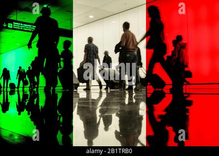 Persone che camminano attraverso il terminal dell'aeroporto con bandiera d'Italia overlayed. Italia, viaggi, Coronavirus... concetto Foto Stock