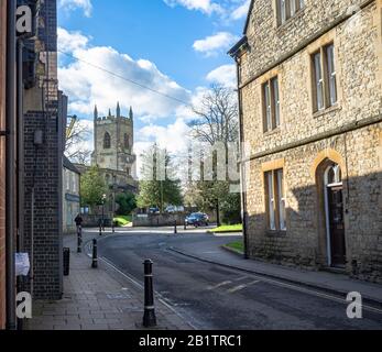 Chiesa di St Edburgs, al bivio di Church Street e Causeway, Bicester, Oxfordshire, UK Shot in una giornata di sole, fine inverno. Auto blu in avvicinamento. Foto Stock