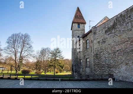 Mura con torri nella città vecchia di Tallinn, Estonia. Torre Medievale Allo Sprint. Parte Del Muro Della Città. Vecchie Mura. Torri fortezza e parco su sfondo cielo. Un Foto Stock