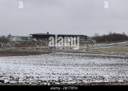 Strada invernale in Eifel, neve fresca Foto Stock