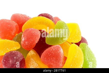 Gelatine di frutta. Caramelle di gelatina isolato su uno sfondo bianco. Diverse marmellate frutta colorata gelatina caramelle zucchero. Foto Stock