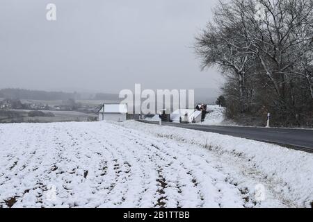 Strada invernale in Eifel, neve fresca Foto Stock