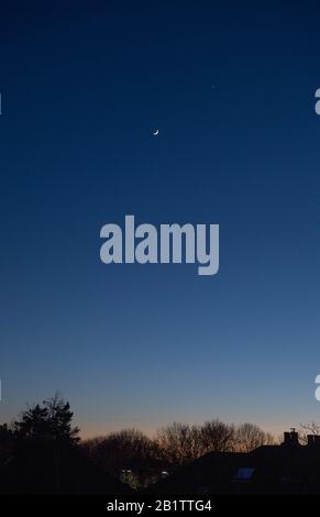 Londra, Regno Unito. 27th febbraio 2020. La luna crescente cerata e il pianeta Venere sono separati da 6,5 gradi nel cielo della sera a sud-ovest su Londra. Credito: Malcolm Park/Alamy Live News. Foto Stock