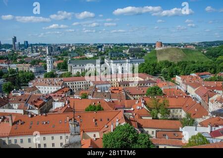 Vista dall'alto di Vilnius, Lituania. Vista di San Stanislao Catacdral sulla Piazza della Cattedrale, castello Gediminas sulla collina, tetti rossi Foto Stock