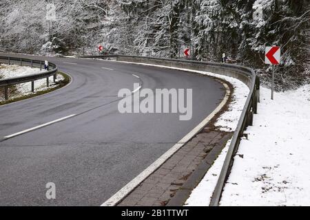 Strada invernale in Eifel, neve fresca Foto Stock