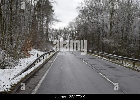 Strada invernale in Eifel, neve fresca Foto Stock