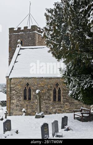 La 13c Village Church of St Mary a Stoke St Mary nei pressi di Taunton, Somerset, Inghilterra, Regno Unito, dopo una pesante nevicata. Foto Stock