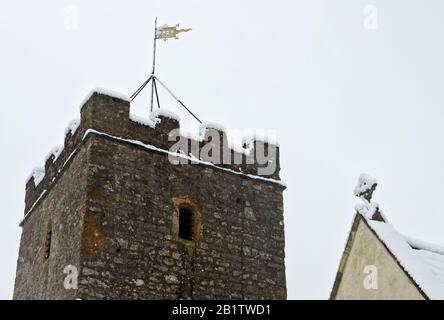 La 13c Village Church of St Mary a Stoke St Mary nei pressi di Taunton, Somerset, Inghilterra, Regno Unito, dopo una pesante nevicata. Foto Stock