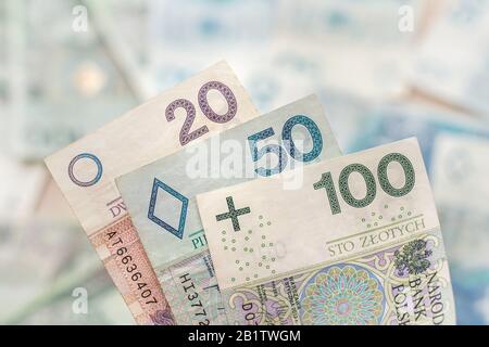 Le banconote con tagli da 20, 50 e 100 PLN sono in primo piano. Nel fondo banconote di varie denominazioni. Foto Stock