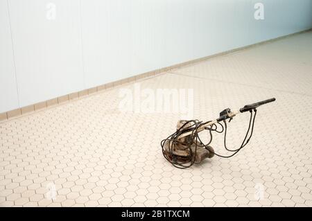 Lavori di rettifica su piastrelle ceramiche. Primo piano della rettificatrice per piastrelle ceramiche sul posto di lavoro Foto Stock