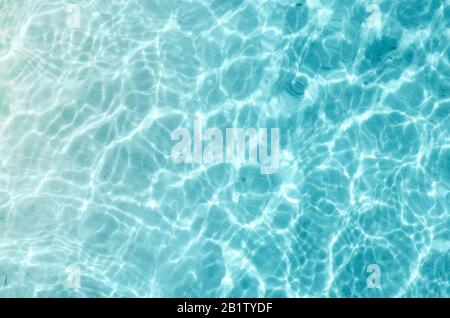 Blu brillante acqua ripple sfondo. Concetto estivo. Foto Stock