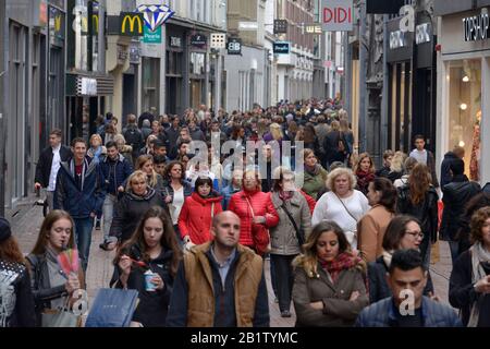 Kalverstraat, Amstel di Amsterdam, Niederlande Foto Stock