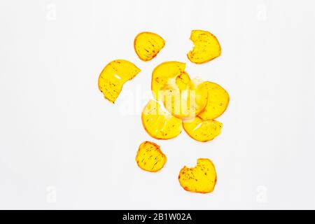 Fette secche di persimmon isolate su fondo bianco. Concetto di alimentazione sana, spazio di copia, vista dall'alto Foto Stock