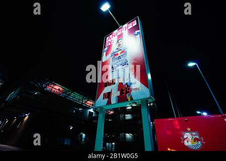 Salisburgo, Austria. 27th Feb, 2020. Calcio: Europa League, turni di knockout, turno intermedio, seconda tappa, FC Red Bull Salzburg - Eintracht Francoforte, Red Bull Arena. Un cartello indicante l'orario di partenza originale sarà collocato di fronte allo stadio. A causa di un avvertimento di uragano, la partita della Coppa europea di Eintracht Francoforte alla Red Bull Salzburg è stata rinviata di un giorno. Credito: Uwe Anspach/Dpa/Alamy Live News Foto Stock