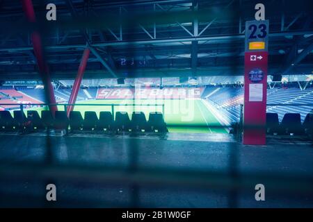 Salisburgo, Austria. 27th Feb, 2020. Calcio: Europa League, turni di knockout, turno intermedio, seconda tappa, FC Red Bull Salzburg - Eintracht Francoforte, Red Bull Arena. La scritta "Salzburg" è collocata su una tribuna dello stadio vuoto. A causa di un avvertimento di uragano, la partita della Coppa europea di Eintracht Francoforte alla Red Bull Salzburg è stata rinviata di un giorno. Credito: Uwe Anspach/Dpa/Alamy Live News Foto Stock