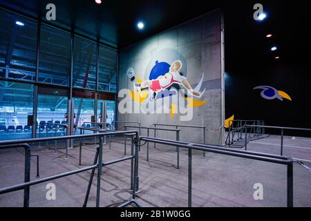 Salisburgo, Austria. 27th Feb, 2020. Calcio: Europa League, turni di knockout, turno intermedio, seconda tappa, FC Red Bull Salzburg - Eintracht Francoforte, Red Bull Arena. Le griglie si trovano presso un cancello di accesso allo stadio. A causa di un avvertimento di uragano, la partita della Coppa europea di Eintracht Francoforte alla Red Bull Salzburg è stata rinviata di un giorno. Credito: Uwe Anspach/Dpa/Alamy Live News Foto Stock
