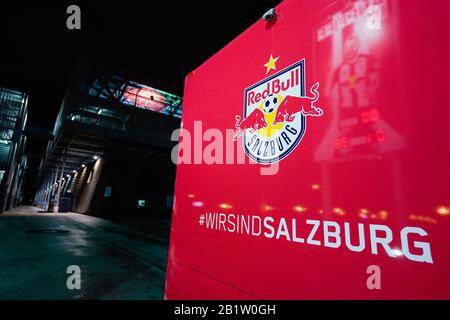 Salisburgo, Austria. 27th Feb, 2020. Calcio: Europa League, turni di knockout, turno intermedio, seconda tappa, FC Red Bull Salzburg - Eintracht Francoforte, Red Bull Arena. Un camion con l'iscrizione 'Red Bull Salzburg - WirsindSalzburg' è parcheggiato di fronte allo stadio. A causa di un avvertimento di uragano, la partita della Coppa europea di Eintracht Francoforte alla Red Bull Salzburg è stata rinviata di un giorno. Credito: Uwe Anspach/Dpa/Alamy Live News Foto Stock