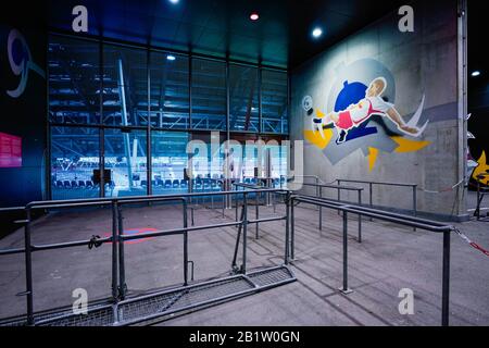 Salisburgo, Austria. 27th Feb, 2020. Calcio: Europa League, turni di knockout, turno intermedio, seconda tappa, FC Red Bull Salzburg - Eintracht Francoforte, Red Bull Arena. Le griglie si trovano presso un cancello di accesso allo stadio. A causa di un avvertimento di uragano, la partita della Coppa europea di Eintracht Francoforte alla Red Bull Salzburg è stata rinviata di un giorno. Credito: Uwe Anspach/Dpa/Alamy Live News Foto Stock