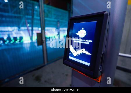 Salisburgo, Austria. 27th Feb, 2020. Calcio: Europa League, turni di knockout, turno intermedio, seconda tappa, FC Red Bull Salzburg - Eintracht Francoforte, Red Bull Arena. Un distributore automatico di biglietti pende presso un cancello di accesso allo stadio. A causa di un avvertimento di uragano, la partita della Coppa europea di Eintracht Francoforte alla Red Bull Salzburg è stata rinviata di un giorno. Credito: Uwe Anspach/Dpa/Alamy Live News Foto Stock