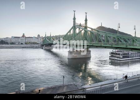 Budapest, Ungheria - 13 settembre 2019: Ponte Liberty con persone a piedi, visto da Pest Side con Hotel Gellert e collina Gellert sullo sfondo. Foto Stock