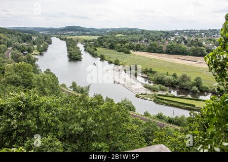 Valle della Ruhr a Witten con corso di fiume Foto Stock