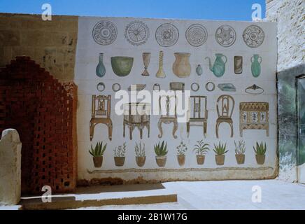 Street art nella città dei morti al Cairo in Egitto in Nord Africa Foto Stock