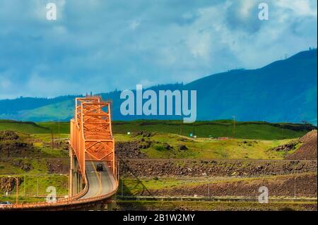 Il Dalles Bridge visto e fotografato dall'auto che viaggia sulla i-84 attraverso la Columbia River Gorge in Oregon. Lo Stato di Washington è all'altra estremità di Foto Stock