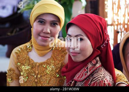 Donne musulmane velate che frequentano un matrimonio a Giacarta - Java - Indonesia Foto Stock