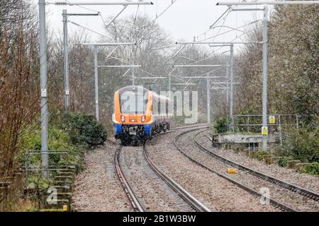 Londra, Regno Unito. 27th Feb, 2020. Un treno London Overground viaggia attraverso la neve nel nord di Londra. Credit: Dinendra Haria/Sopa Images/Zuma Wire/Alamy Live News Foto Stock