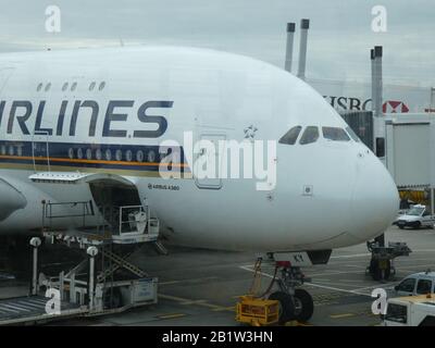 Singapore Airlines A380 Aereo ormeggiato all'aeroporto Heathrow di Londra Foto Stock