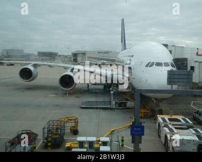 Singapore Airlines A380 Aereo ormeggiato all'aeroporto Heathrow di Londra Foto Stock