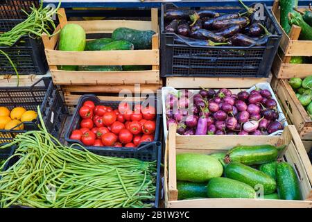 Verdure fresche in scatole di legno per la vendita al mercato Foto Stock