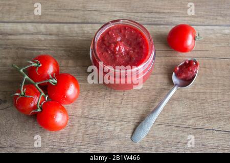 Pasta di pomodoro, ketchup di pomodoro rosso. Salsa di pomodoro in un vaso. Ricetta per la pasta di pomodoro. Foto Stock