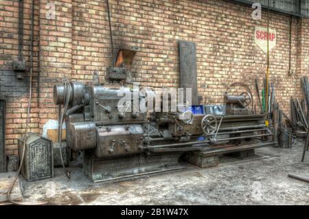 Fabbrica di ingegneria tubi abbandonata in Inghilterra. Foto Stock