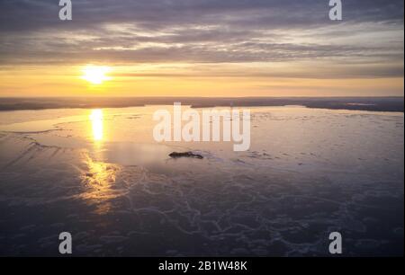 Crepuscolo al lago ghiacciato aereo drone vista. Fusione di ghiaccio sul fiume
