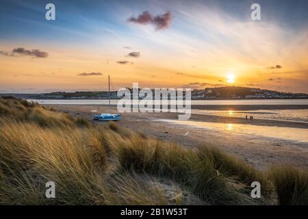 Instow, Devon Del Nord, Inghilterra. Giovedì 27th febbraio 2020. Meteo Regno Unito. Dopo una giornata di sole e una brezza fredda nel Devon del Nord, gli escursionisti di cane godono di una chiacchierata mentre il sole tramonta sull'estuario del fiume Torridge presso il villaggio costiero di Instow. Credit: Terry Mathews/Alamy Live News Foto Stock