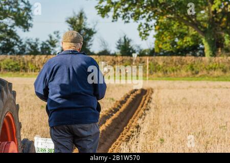 Giudice Classe Vintage trattore Aratura furrow campo aratro Inghilterra Farming Massey Ferguson 35 1955 Match Competition Paese Foto Stock